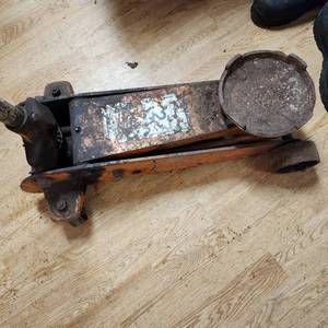 lot 68 image: 2 Ton Hydraulic Floor Jack