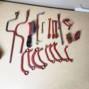 lot 70 image: Speed Wrenches, Angled Wrenches and More Hand Tools