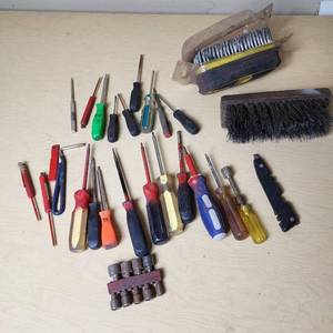 lot 109 image: Assorted Hand Tools including Screwdrivers, Brushes