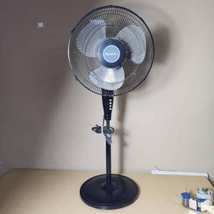 lot 128 image: Holmes 16 Stand Fan HSF1610A