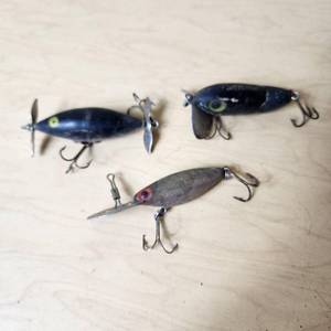 lot 162 image: Vintage fishing lures with treble hooks including Jitterbug