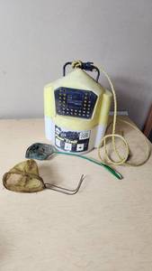 lot 180 image: Flow-Troll Floating Minnow Bucket