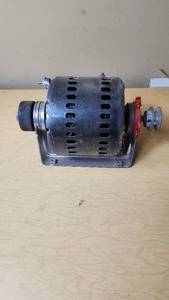 lot 199 image: Small Motor with Pulley