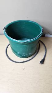 lot 219 image: Farm Innovators Heated Bucket Model HB-60