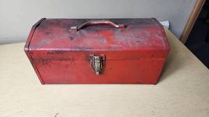 lot 229 image: Red Metal Toolbox with Handle and Latch