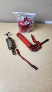 lot 250 image: Grease Guns and Oil Can