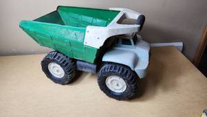 lot 267 image: John Deere Toy Dump Truck by Ertl