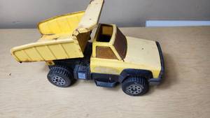 lot 268 image: Tonka Yellow Dump Truck Toy