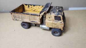lot 269 image: ERTL International Dump Truck Toy