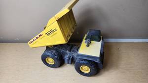 lot 274 image: Tonka 4000 Dump Truck Toy