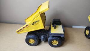 lot 275 image: Tonka 4000 Dump Truck Toy