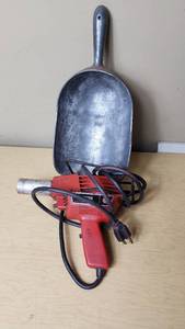 lot 356 image: Master Appliance Heat Gun Model 10008 and Large Metal Scoop