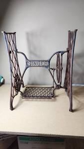 lot 362 image: Singer Cast Iron Sewing Machine Base