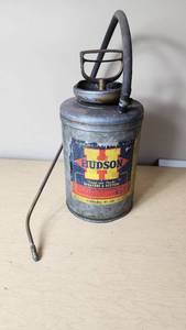 lot 378 image: Hudson Clipper No. 215 Sprayer and Duster 1 Gallon