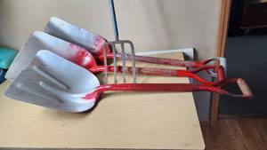 lot 391 image: Lot of Shovels and Pitchfork