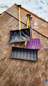 lot 424 image: Snow Shovels