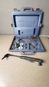 lot 449 image: Victor Welding & Cutting Torch Kit with Gauges and Accessories - Missing One Gauge Set