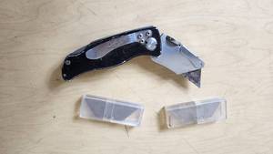 lot 465 image: Sheffield Folding Utility Knife with Extra Blades