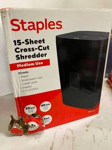 lot 101 image: Staples 15-Sheet Cross-Cut Shredder