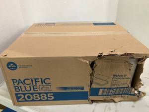 lot 4 image: Premium Folded Paper Towels