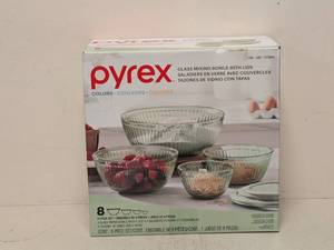 lot 41 image: PYREX 8 PIECE GLASS MIXING BOWLS WITH LID