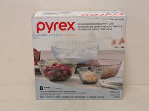 lot 43 image: PYREX 8 PIECE GLASS MIXING BOWLS WITH LID