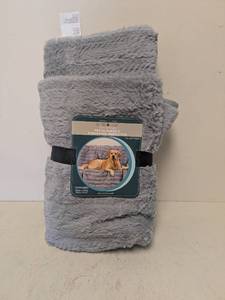 lot 79 image: NEW OVERSIZED BRENT WOOF WATERPROOF PET BLANKET & FURNITURE PROTECTOR (GRAY)