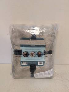 lot 76 image: NEW OVERSIZED BRENT WOOF WATERPROOF PET BLANKET & FURNITURE PROTECTOR