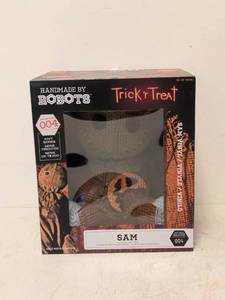 lot 117 image: NEW HANDMADE BY ROBOTS TRICK R TREAT (SAM)