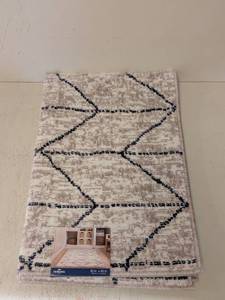 lot 195 image: NEW MOHAWK TANGIERS COLLECTION ACCENT RUG (DIAMONDS) 30x45