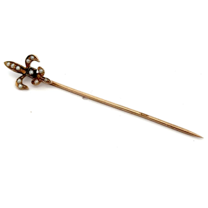 lot 14 image: Mini Pearl Fleur de lis Stick Pin in Yellow Gold VIDEO