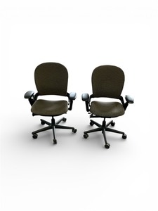 lot 13 image: Steelcase Leap V1