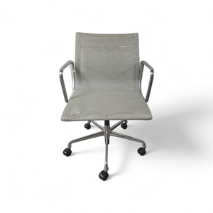 lot 45 image: Herman Miller Eames Aluminum Chair