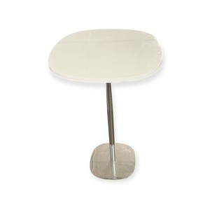 lot 202 image: 27.5x44Round Pub Table