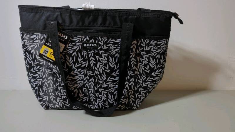 lot 61 image: igloo essential tote cooler bag