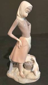 lot 487K image: LL-S - Retired Lladro Figurine 4682 Girl with Milk Pail