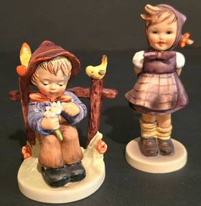lot 491K image: LL-S - Pair of Goebel Hummel Figurines #174 She Loves Me She Loves Me Not & #258 Which Hand