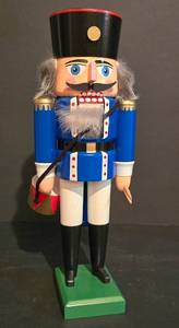 lot 495K image: LL-S - 13-Inch Erzgebirgische Volkskunst German Nutcracker Drummer