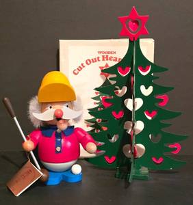 lot 500K image: LL-S - Holzkunst Christian Ulbricht Smoker Figure and Wooden Cut Out Heart Tree