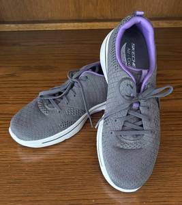 lot 28R image: MB - Skechers Air-Cooled Arch Fit Shoes Gray with Purple Accents Size 10