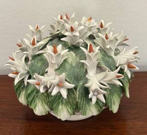 lot 34R image: MB - Vintage Capodimonte Porcelain Floral Decor