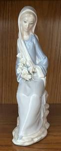 lot 65R image: MB - Lladro Porcelain Figurine Girl with Calla Lillies