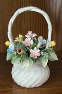 lot 73R image: MB - Vintage Capodimonte Porcelain Flower Basket by Visconti Mollca