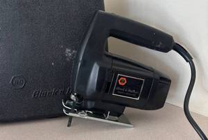 lot 303R image: LL  - Black & Decker Variable Speed Jigsaw Model 357-05