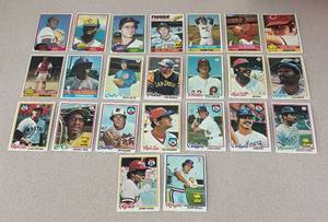 lot 352R image: MB - Vintage Baseball Card Collection Featuring Stars from the 1970s and 1980s