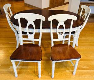 lot 4C image: K - 5-Piece Dining Set with Oval Table and 4 Chairs, Two-Tone Wood Finish