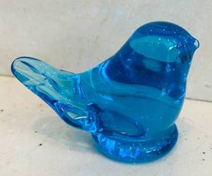 lot 89C image: K - Vintage Hand Blown Blue Art Glass Bird Figurine