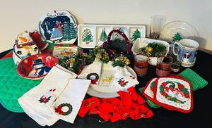 lot 100CC image: P - Holiday Kitchen and Table Decor Collection with Christmas Theme