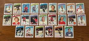lot 550R image: DR - Collection of Vintage Hockey Sports Cards Assorted NHL Teams