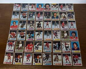 lot 633R image: DR - Collection of Vintage Hockey Sports Cards Assorted Teams